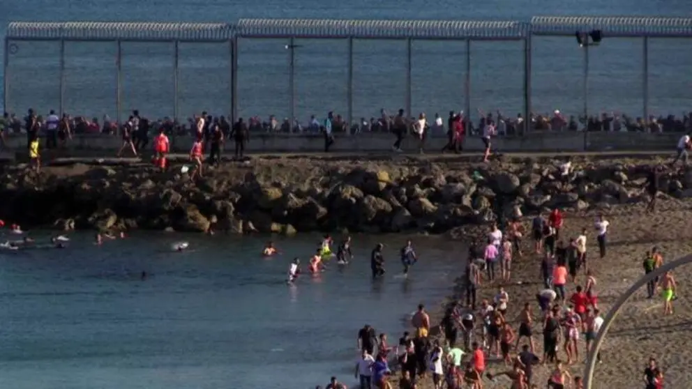 migrantes entrando en Ceuta