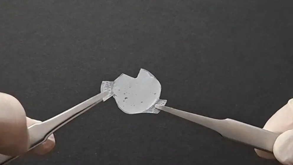 Las nanoestructuras 3D-PVDF autoportantes conservaron su flexibilidad mec&aacute;nica tras las pruebas al aire libre (tratamiento UV), sin mostrar signos de fragilizaci&oacute;n ni agrietamiento / IMN-CSIC