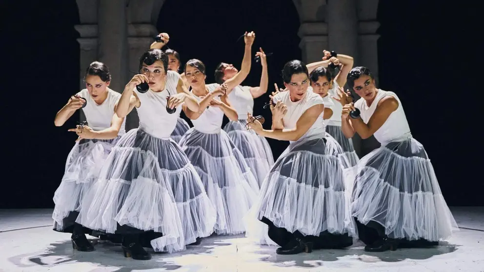 Bailarinas del Ballet Espa&ntilde;ol de la Comunidad de Madrid en una escena de Nascencia. &copy;Juan Carlos Toledo
