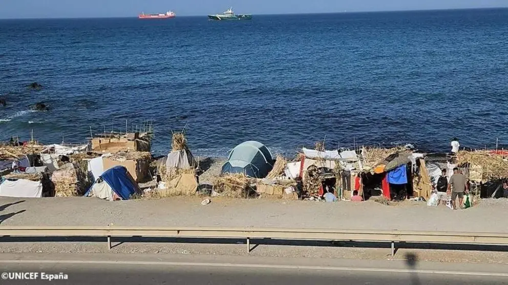 Refugios de migrantes en una playa de Ceuta | Foto de Unicef