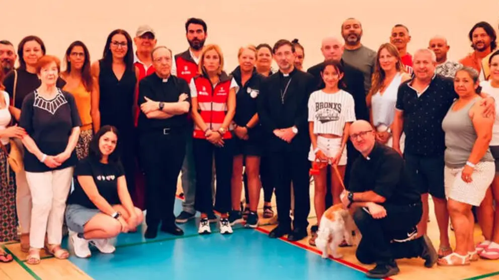 El cardenal Cobo junto a feligreses de Navalagamella evacuados por los incendios | Foto de Archimadrid