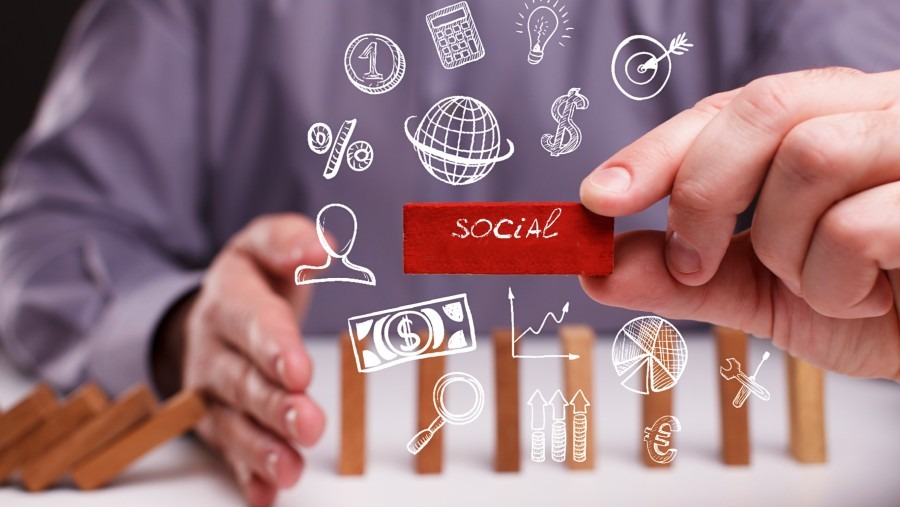Una persona ordena fichas que representan la economía social - Foto de 123RF/Photonphoto