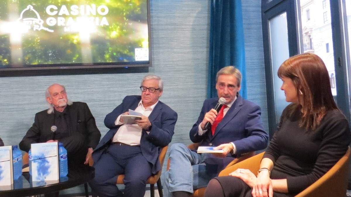 Con el micrófono, Juan Ignacio Ocaña, 
presidente de la Federación Española de 
Periodistas de Radio y Televisión, que presentó y 
coordinó el acto de presentación del libro, junto a 
Ana Ejarque de Andrés; Juan Berga y el autor, 
José María Triper