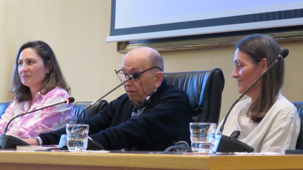 El autor, José Manuel Ponte, durante su 
intervención, con Raquel Delgado y Laura Ponte - José Belló