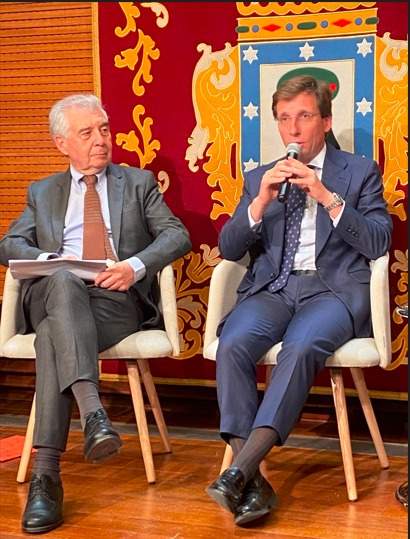 Almeida en la presentación del libro - Alfonso Roldán Panadero
