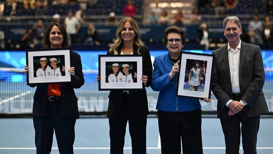1 Conchita Martinez y Arancha Sánchez Vicario, pentacampeonas de la ahora llamada Billie Jean King Cup, con Biliie Jean King y David Haggerty, presidente de la ITF