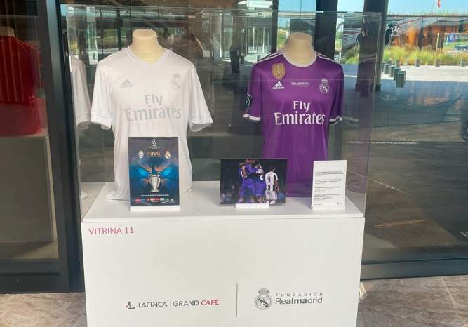 Exposición "Pegada al Corazón" en LaFinca Grand Café