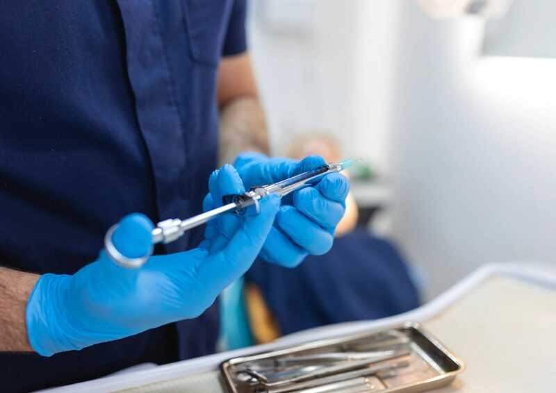Dentista preparando la anestesia - Getty Images