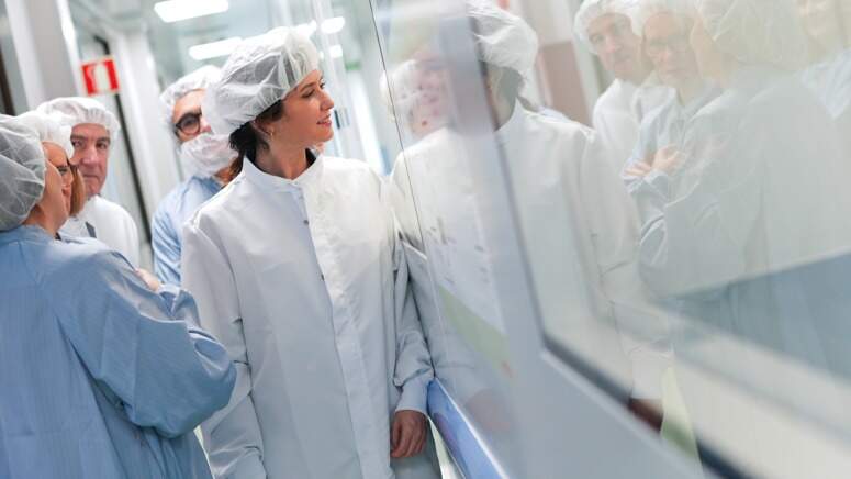 Isabel Díaz Ayuso en la compañía farmacéutica alemana Merck en Tres Cantos - Foto Comunidad de Madrid