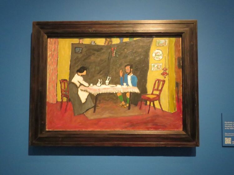 Kandinsky y Erma Bossi sentados a la mesa,
1909-1910