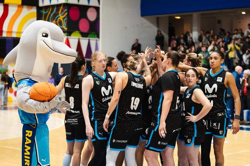 Women in Black - Movistar Estudiantes (Flickr)