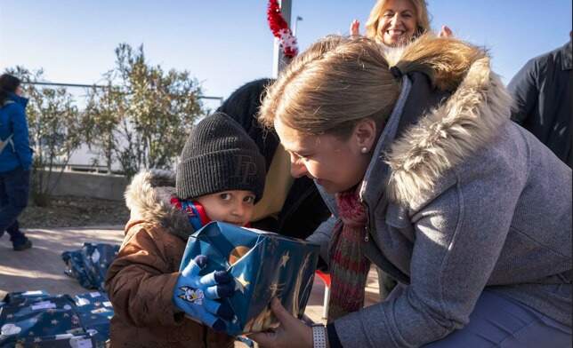 La vicealcaldesa de Madrid, Inma Sanz, durante la entrega de juguetes a los niños - Foto Ayuntamiento de Madrid