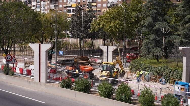 Trabajos de sustitución de la pasarela peatonal de la A-2 | Foto de Ayuntamiento de Madrid
