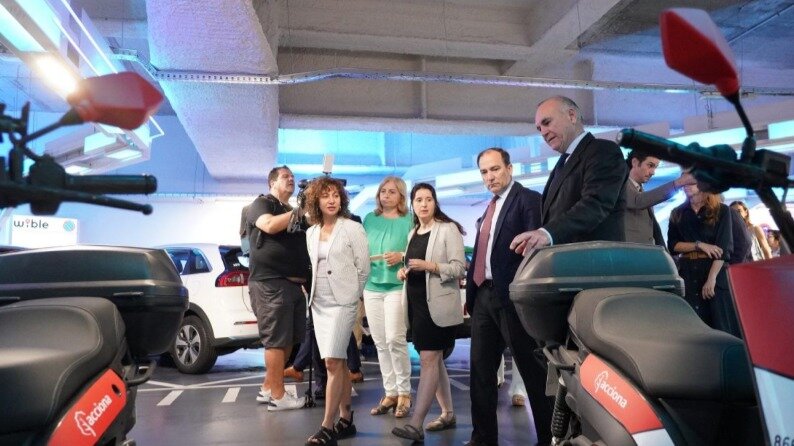La vicealcaldesa de Nueva York, Meera Joshi (izquierda), visitando un hub de movilidad - Foto Ayuntamiento de Madrid