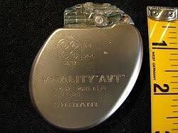 Imagen de un DAI de tres vías implantable. Imagen de Wikipedia