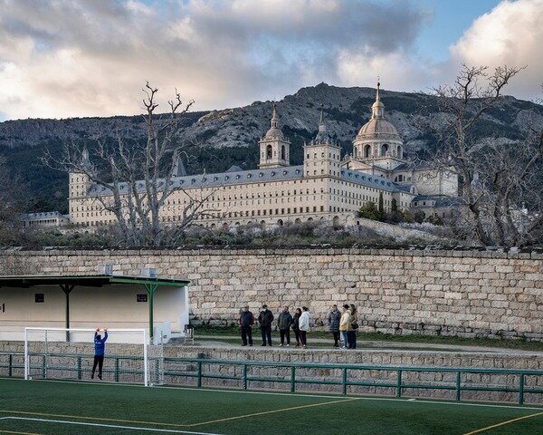 40.584320, -4.145767
Campo de futbol U.D. San Lorenzo en invierno. Hora del entrenamiento de los adolescentes tanto masculinos como femeninos. Al fondo el Real Monasterio de San Lorenzo de El Escorial y la montaña del Abantos.