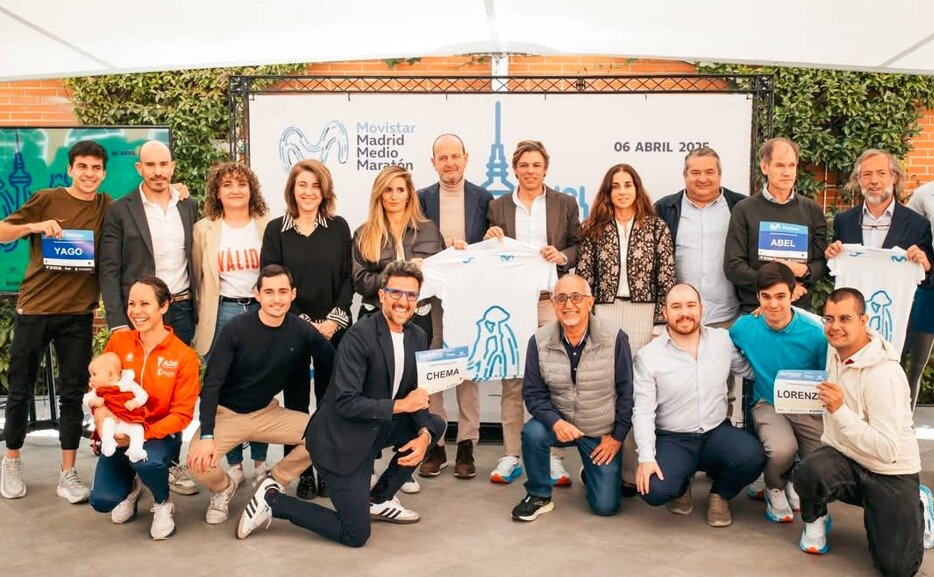 La concejala delegada de Deporte, Sonia Cea, en la foto de familia con los atletas que han participado en la presentación de la XXIV edición de Movistar Madrid Medio Maratón - Foto Ayuntamiento de Madrid
