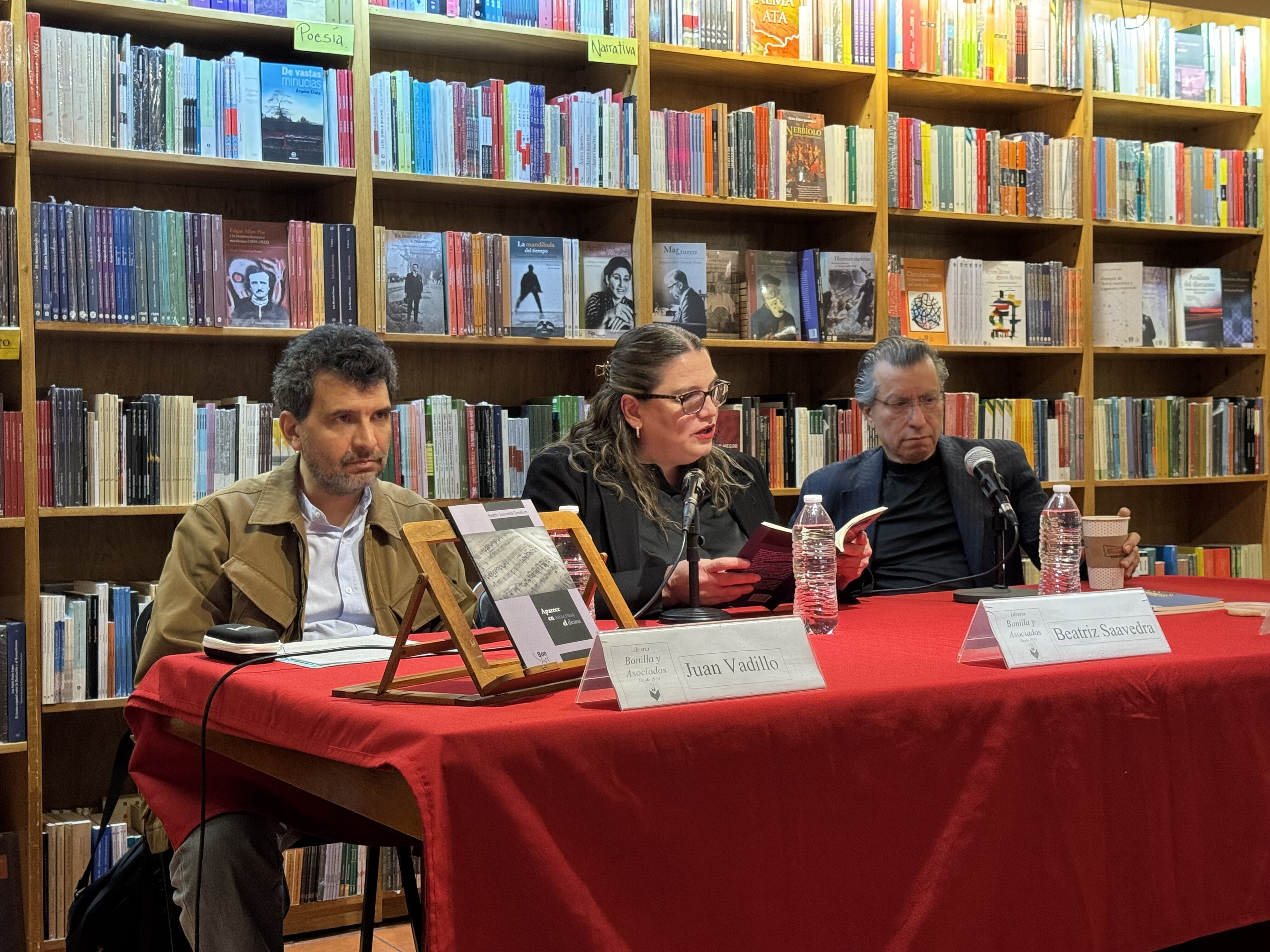 En el centro Beatriz Saavedra leyendo alguno de 
sus poemas