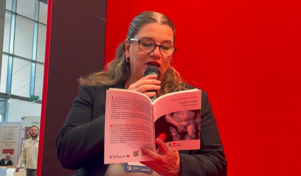 Beatriz Saavedra leyendo un poema de su libro 
Jardín cerrado