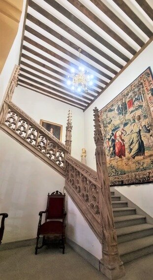 Escalera gótica del Hospital de La Latina reconstruida en la actual Academia de Ciencias Morales y Políticas - Plaza de Villa