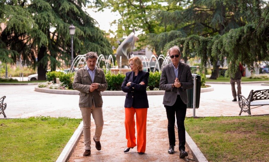 La delegada de Obras y Equipamientos, Paloma García Romero, y el concejal de Barajas, Juan Peña, en su visita a la la plaza de Pajarones - Foto Ayuntamiento de Madrid