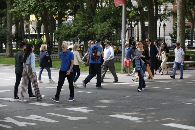 Imagen de archivo de viandantes por el madrileño paseo del Prado
