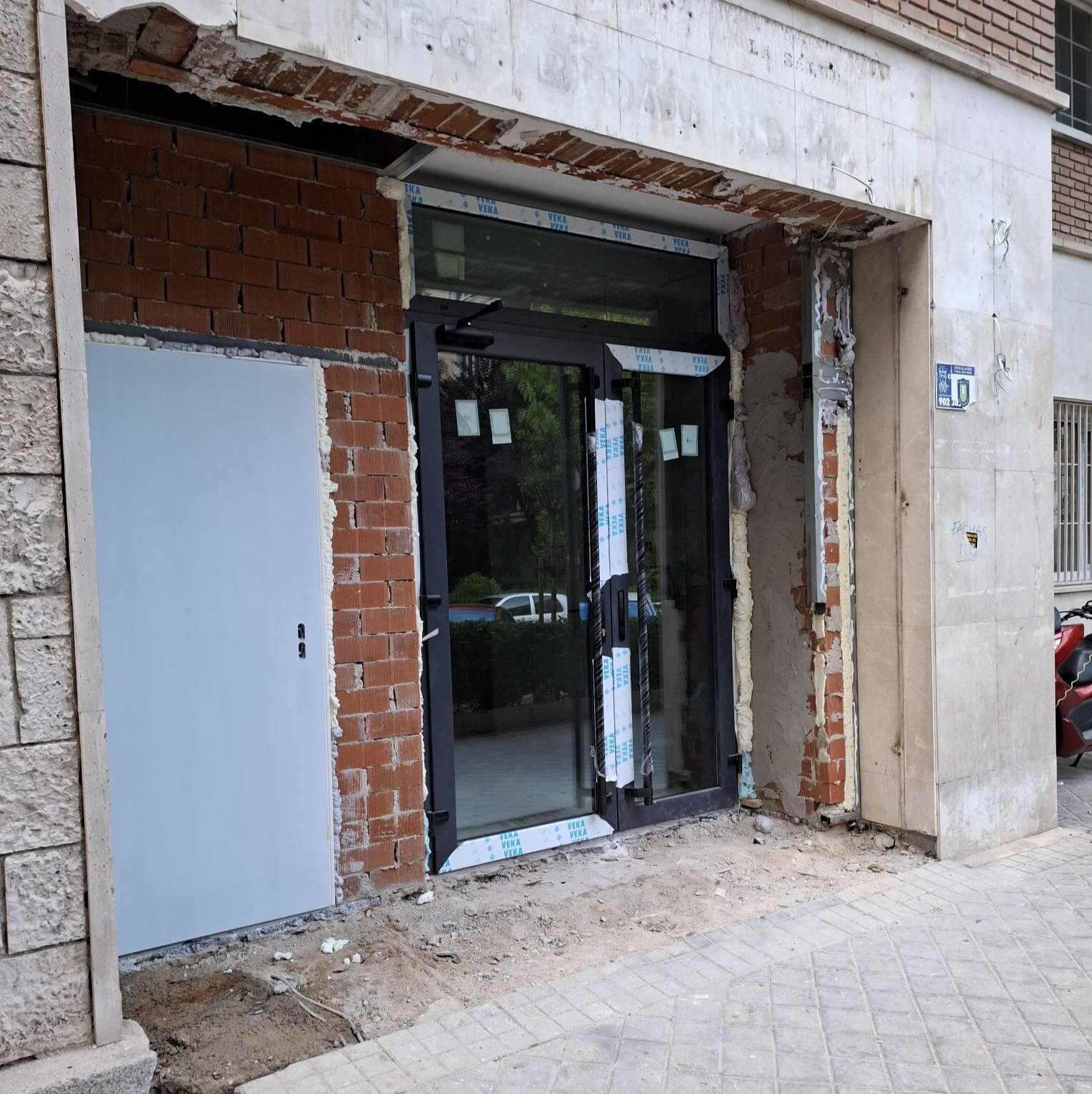 Obras para la puerta principal del local y la de emergencia