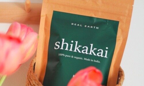 Shikakai de Real Earth Stories y adiós a la grasa en el cuero cabelludo