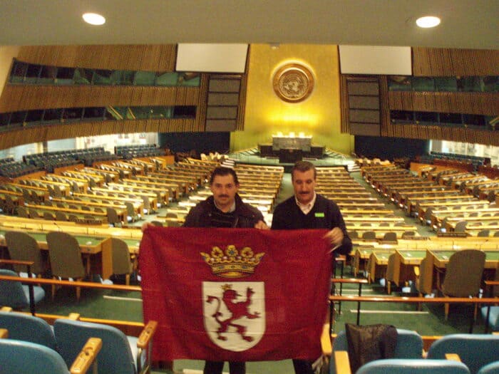 Nueva York. Bandera de León en el Salón Plenario