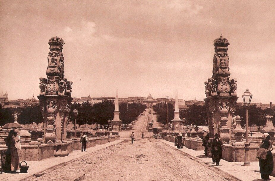 Año 1896 - Perspectiva desde el Puente de Toledo de los obleisco y al fondo la Puerta de Toledo