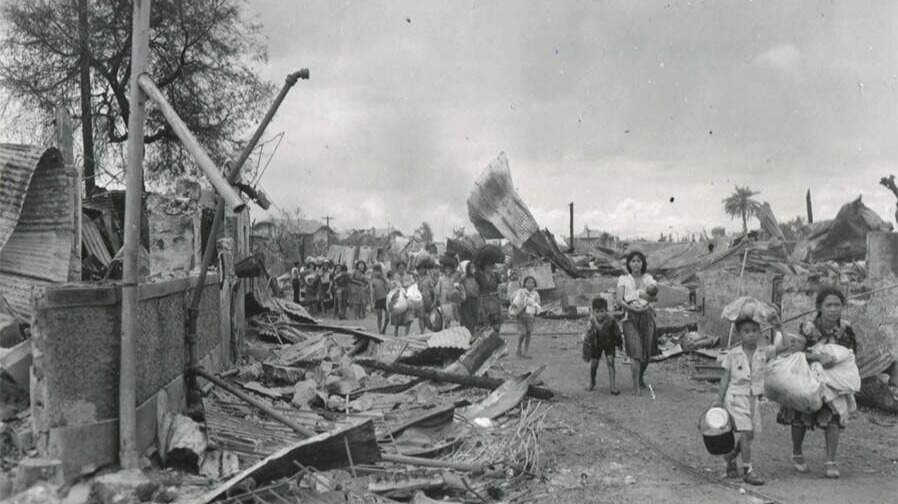 Huida en las ruinas de Manila el 12-02-1945 - Archivos Nacionales EEUU