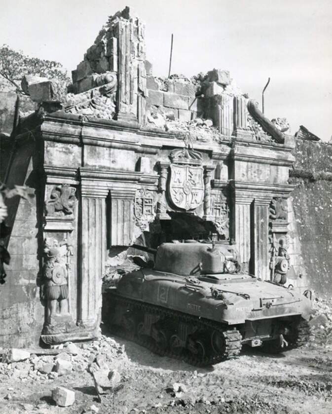 Tanque EEUU atraviesa la puerta del Fuerte de Santiago de Manila el 26-02-1945 - Archivos Nacionales EEUU