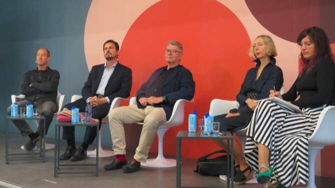 Rafael Giménez, socio director de Sold Out;
Valerio Rocco, director del Círculo de Bellas
Artes; Michel Lefebvre, comisario de la
exposición; y Andrea Holzherr, directora global de
exposiciones de Magnum Photos, junto a la
traductora e intérprete María de Ancos Rivera - Foto José Belló Aliaga