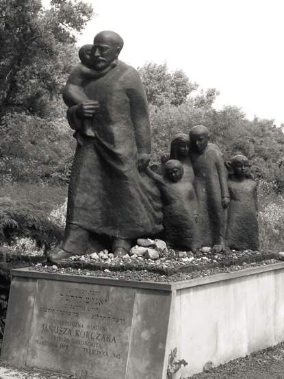 ESCULTURA DE JANUSZ KORCZK EN EL CEMENTERIO DE VARSOVIA - Ricardo Angoso