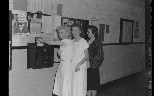 Empleadas de una Compañía Norteamericana fichando la entrada en el trabajo en 1943. Fuente: Library of Congress — FSA/OWI Collection