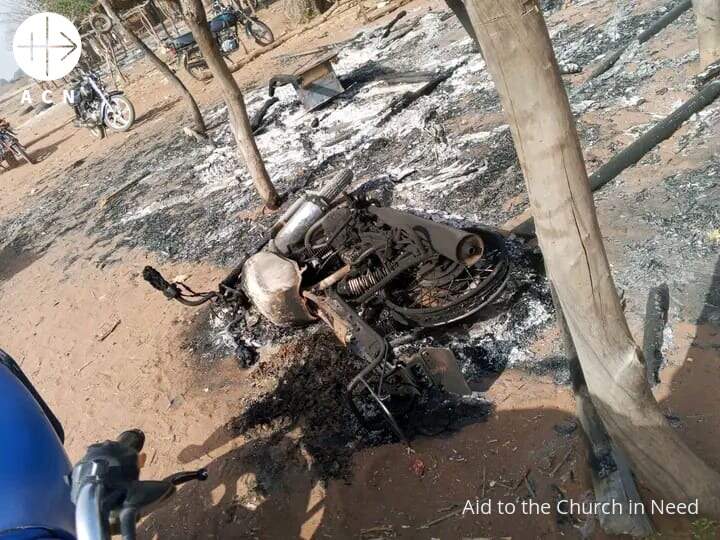 Un vehículo quemado por los atacantes tras la masacre de 50 personas en Nigeria - ACN