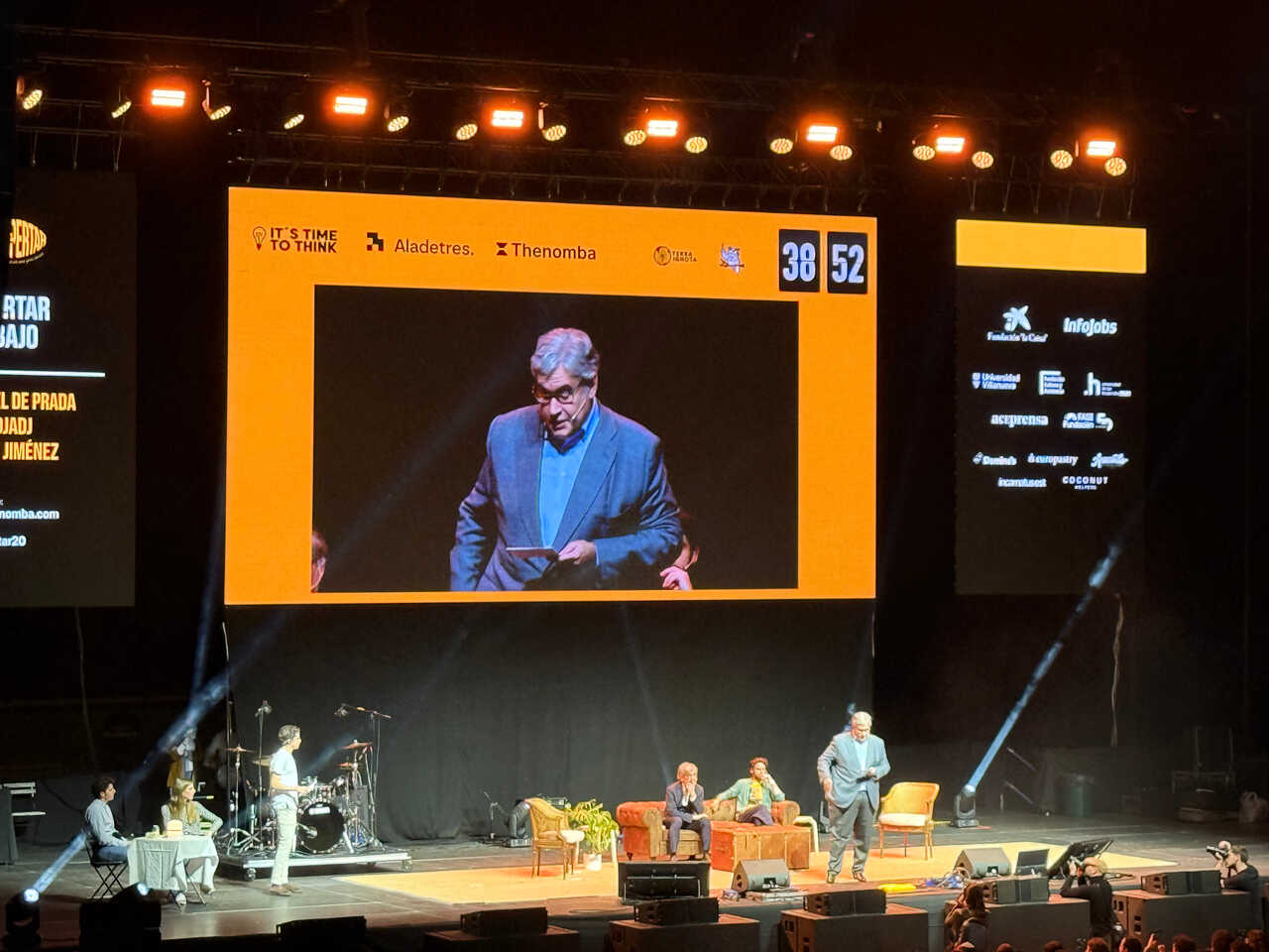 Juan Manuel de Prada hablando sobre el trabajo en El Despertar 2026, compartiendo mesa con Fabrice Hadjadj y Antonini de Jiménez