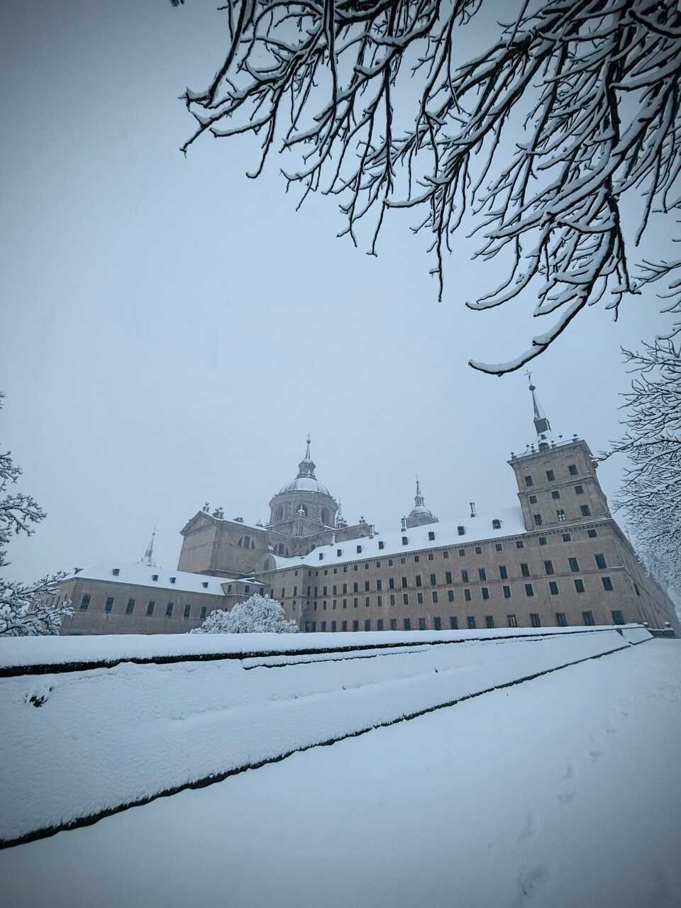 Monasterio de El Escorial nevado 28 de enero 2026 - Foto de Ricardo Martínez Hernáiz
@martinezhernaiz en X