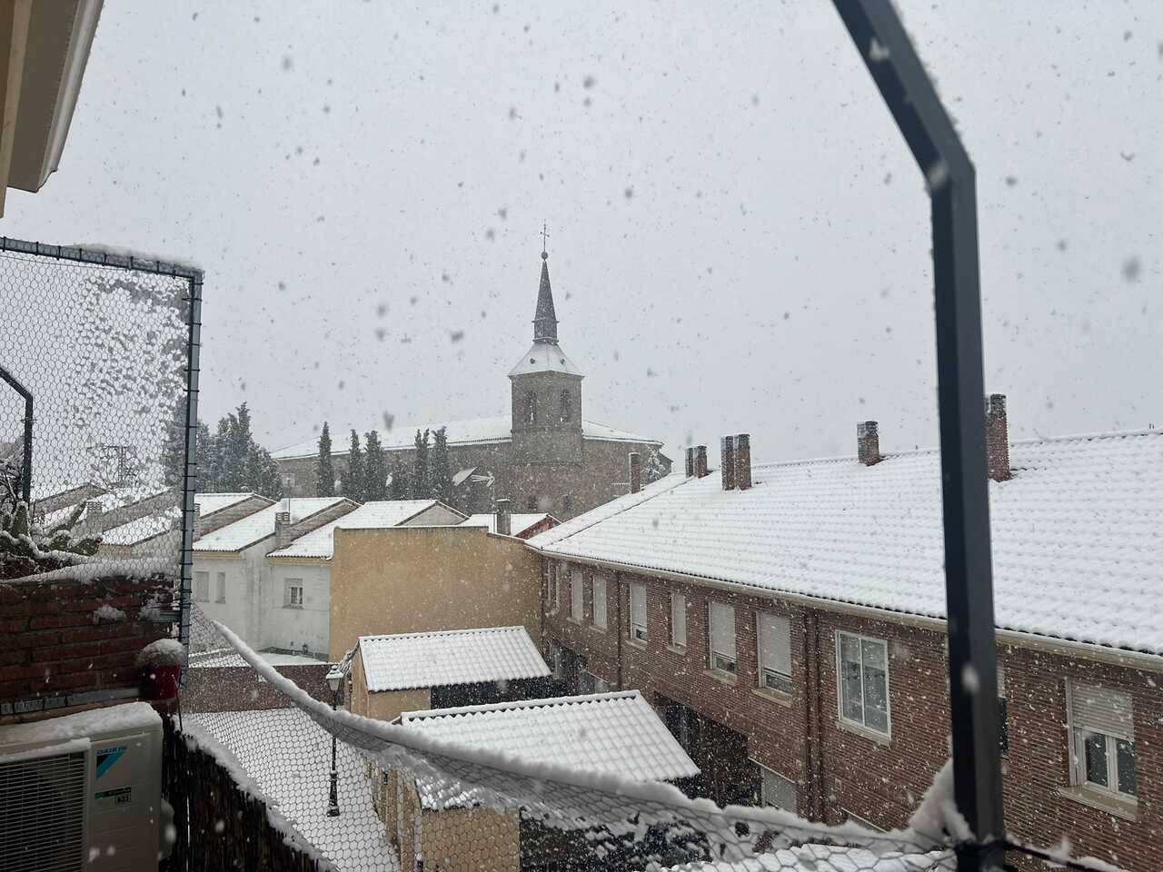 Iglesia de Navalagamella nevada 28 de enero 2026 - Foto de Rodrigo Callejo