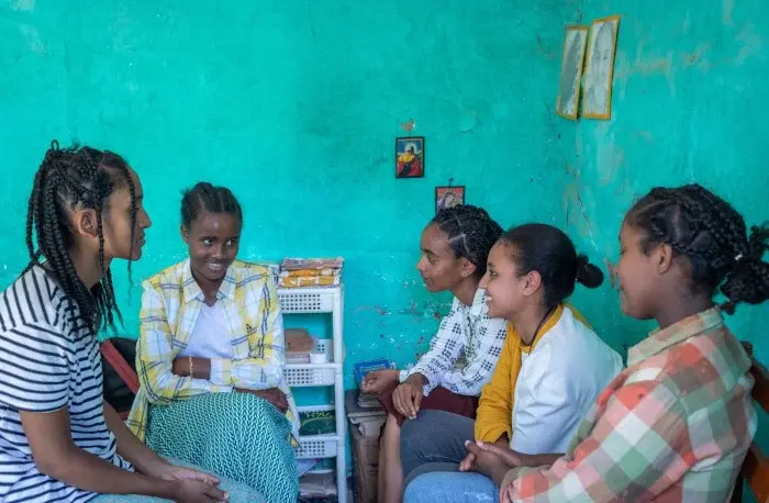 En la región de Sidama, en Etiopía, un grupo de jóvenes participan en una formación que tiene como objetivo capacitar a niñas de 10 a 19 años con habilidades para la vida que las protejan de prácticas tan nocivas como la mutilación genital femenina (MGF) y el matrimonio infantil. - Foto de UNICEF/UNI532191/Ayene