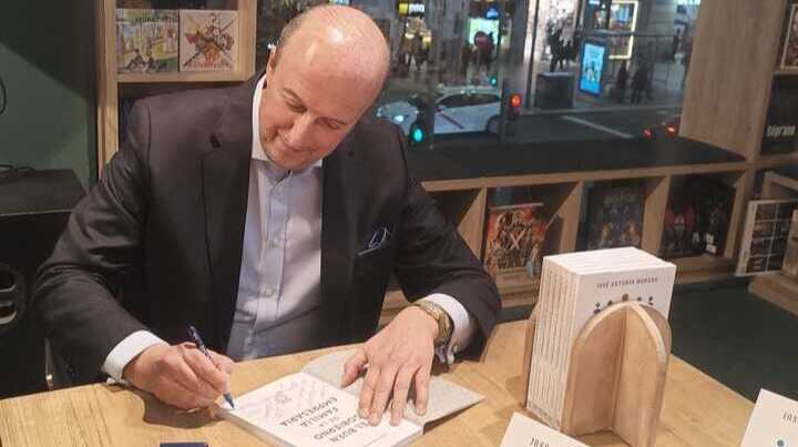 Firma del libro El buen gobierno de la familia empresarial por el autor José Antonio Moreno - Foto de LID Editorial en la Casa del Libro de Madrid