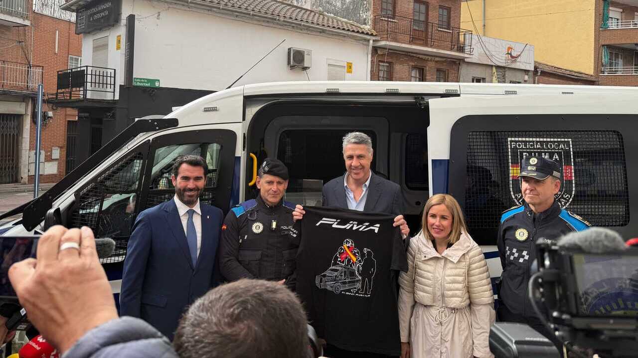 Xavier García Albiol en su llegada a la Oficina Anticupación conoce algunos de los nuevos equipos de la Policía Local