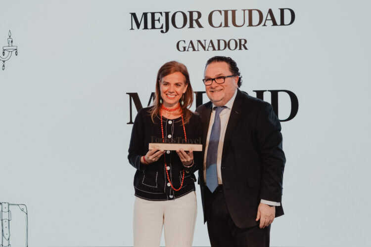 La concejala delegada de Turismo, Almudena Maíllo, recogiendo el premio en nombre de la ciudad de Madrid en Forbes House - Foto Ayuntamiento de Madrid