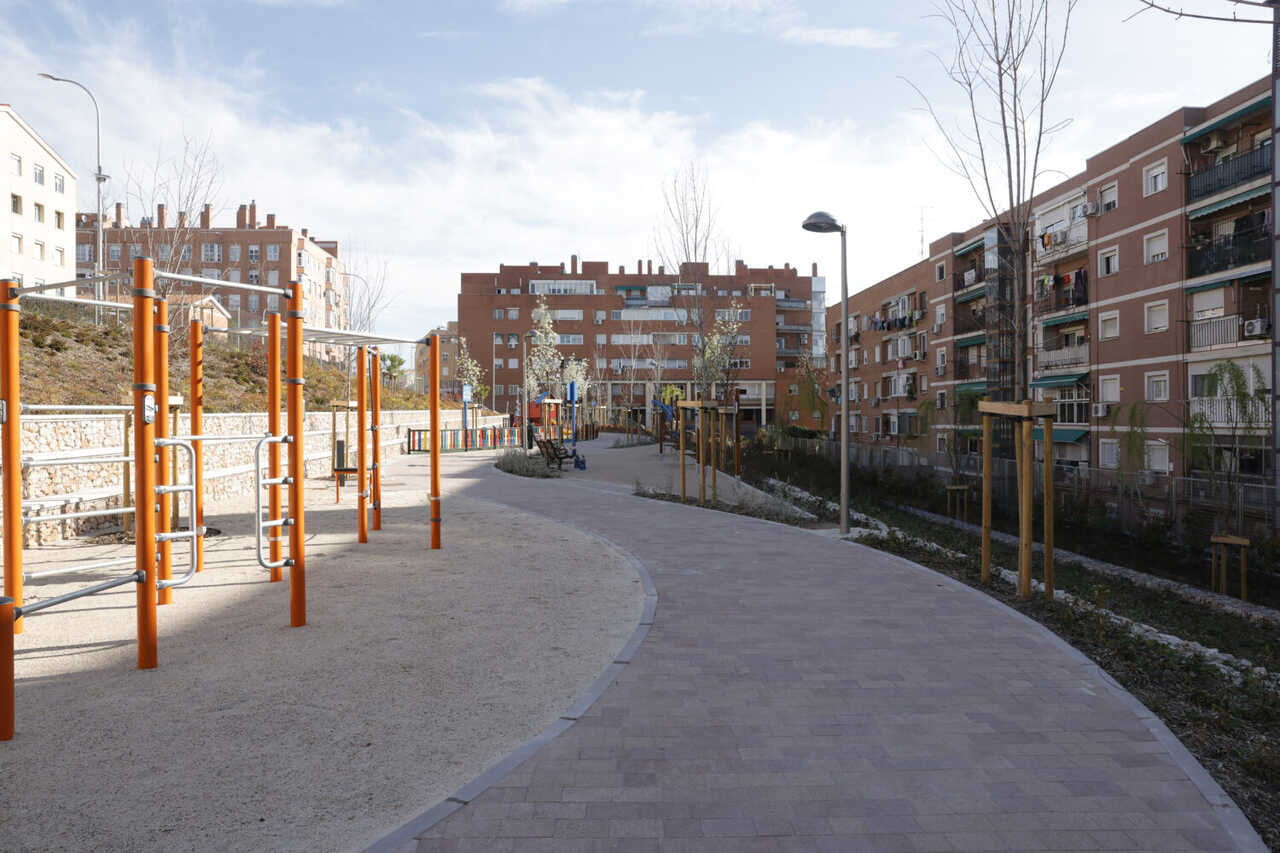 Imágenes de diferentes espacios renaturalizados entre las calles de Miguel de Unamuno, San Clodoaldo y José Barbastre, en el distrito de Ciudad Lineal - Foto del Ayuntamiento de Madrid