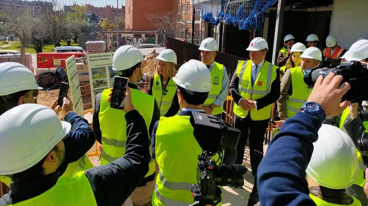 La alcaldesa de Alcobendas, Rocío García Alcántara, ha visitado esta mañana las obras de la segunda promoción de vivienda pública en la calle Doctor Ángel Olivares, 7