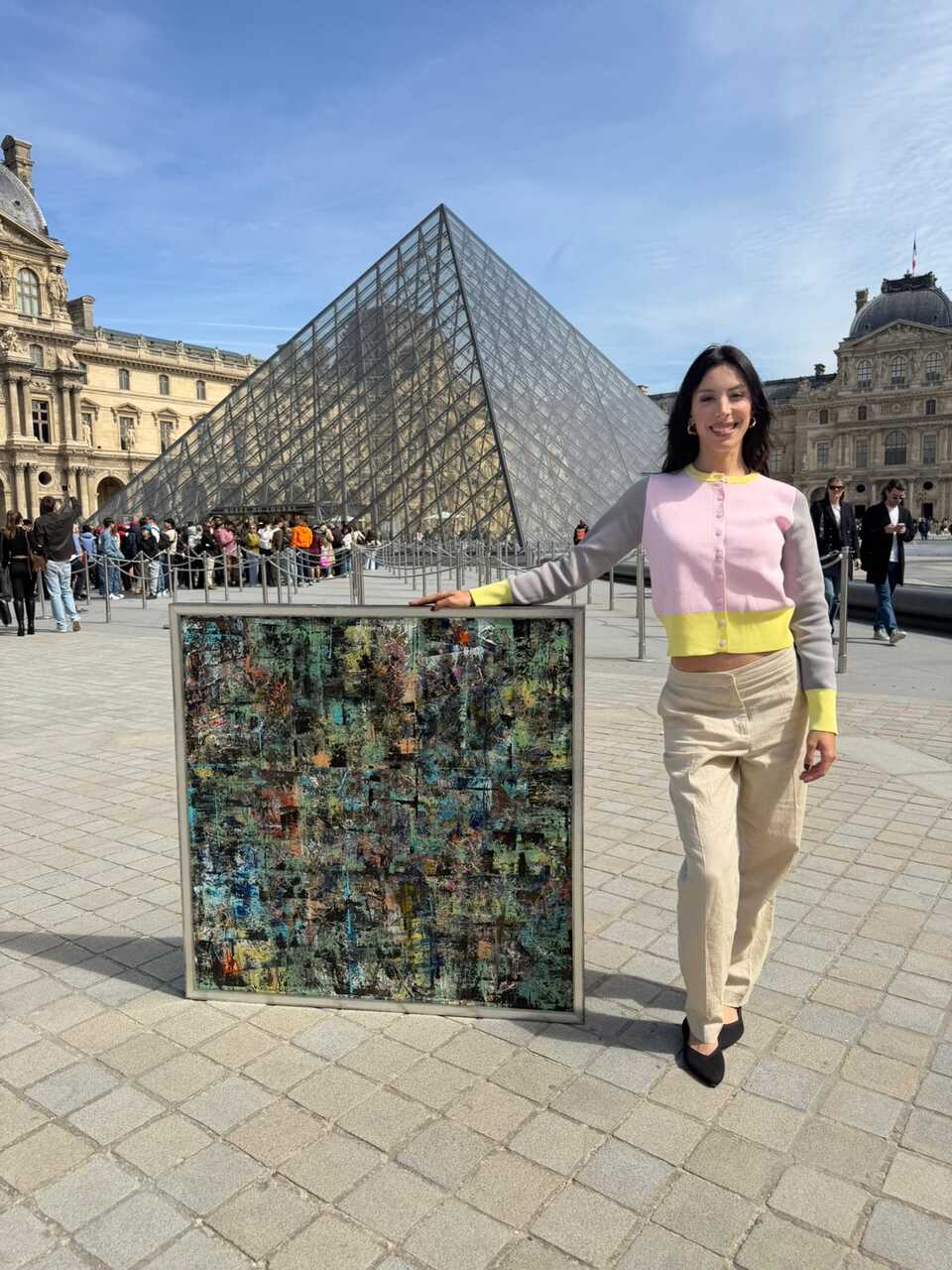 Elena Olmos Portero con su obra en la entrada del Louvre