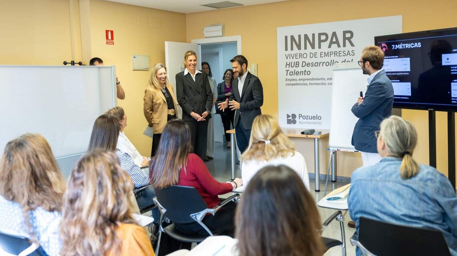 La alcaldesa Paloma Tejero y el director general de Autónomos de la Comunidad de Madrid, Nikolay Yordanov, han visitado el vivero de empresas INNPAR - Foto del Ayuntamiento de Pozuelo de Alarcón