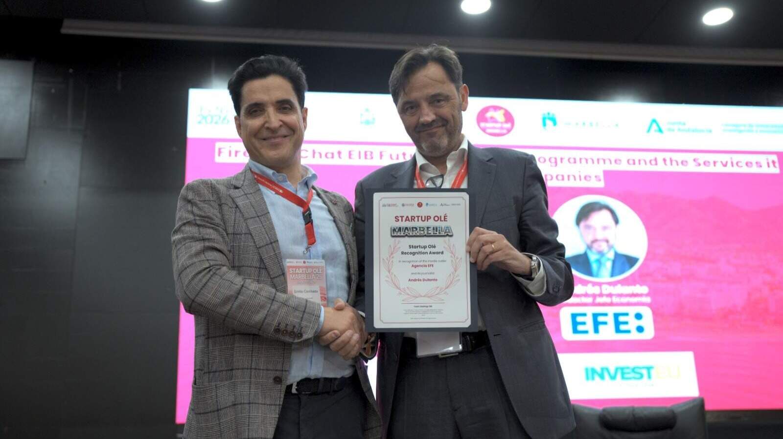 Amilio Corchado (StartUp Olé) y Andrés Dulanto (EFE) en la entrega del reconocimiento